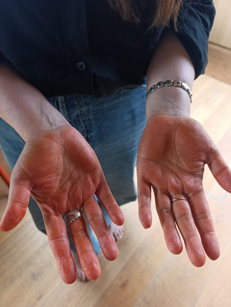 Carmen Caro investigando pigmentos desde prácticas artísticas no opresivas, regenerativas y del afecto