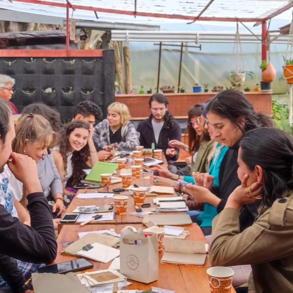 Carmen Caro investigando pigmentos desde prácticas artísticas no opresivas, regenerativas y del afecto